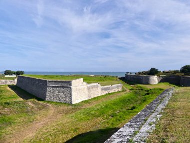 Saint-Martin-de-R, Ağustos 2024 Fransa 'nın Atlantik kıyısındaki Ile de R' deki güzel Saint-Martin-de-R kasabasını ziyaret edin..