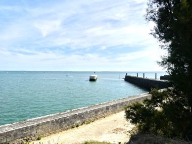 Saint-Martin-de-R, Ağustos 2024 Fransa 'nın Atlantik kıyısındaki Ile de R' deki güzel Saint-Martin-de-R kasabasını ziyaret edin..