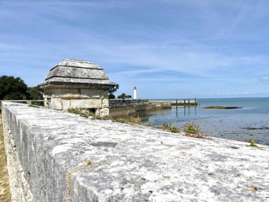 Saint-Martin-de-R, Ağustos 2024 Fransa 'nın Atlantik kıyısındaki Ile de R' deki güzel Saint-Martin-de-R kasabasını ziyaret edin..