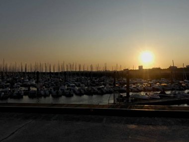 La Rochelle Fransa 'nın Atlantik kıyısındaki muhteşem La Rochelle şehrini ziyaret edin.