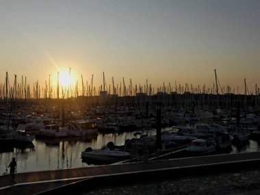 La Rochelle Fransa 'nın Atlantik kıyısındaki muhteşem La Rochelle şehrini ziyaret edin.