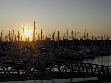 La Rochelle Fransa 'nın Atlantik kıyısındaki muhteşem La Rochelle şehrini ziyaret edin.