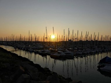 La Rochelle Fransa 'nın Atlantik kıyısındaki muhteşem La Rochelle şehrini ziyaret edin.