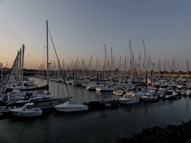 La Rochelle Fransa 'nın Atlantik kıyısındaki muhteşem La Rochelle şehrini ziyaret edin.