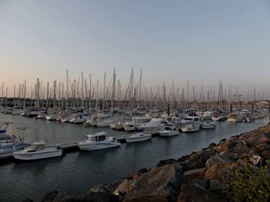 La Rochelle Fransa 'nın Atlantik kıyısındaki muhteşem La Rochelle şehrini ziyaret edin.