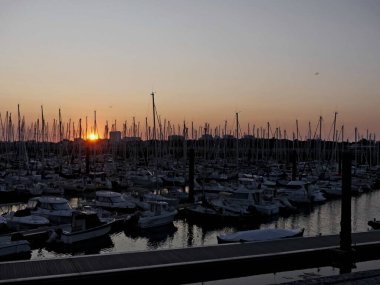 La Rochelle Fransa 'nın Atlantik kıyısındaki muhteşem La Rochelle şehrini ziyaret edin.