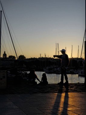 La Rochelle Fransa 'nın Atlantik kıyısındaki muhteşem La Rochelle şehrini ziyaret edin.