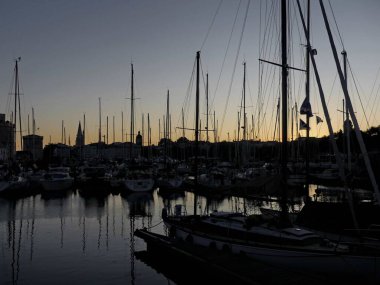 La Rochelle Fransa 'nın Atlantik kıyısındaki muhteşem La Rochelle şehrini ziyaret edin.