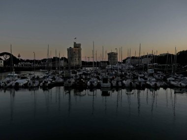 La Rochelle Fransa 'nın Atlantik kıyısındaki muhteşem La Rochelle şehrini ziyaret edin.