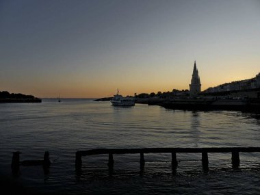 La Rochelle Fransa 'nın Atlantik kıyısındaki muhteşem La Rochelle şehrini ziyaret edin.