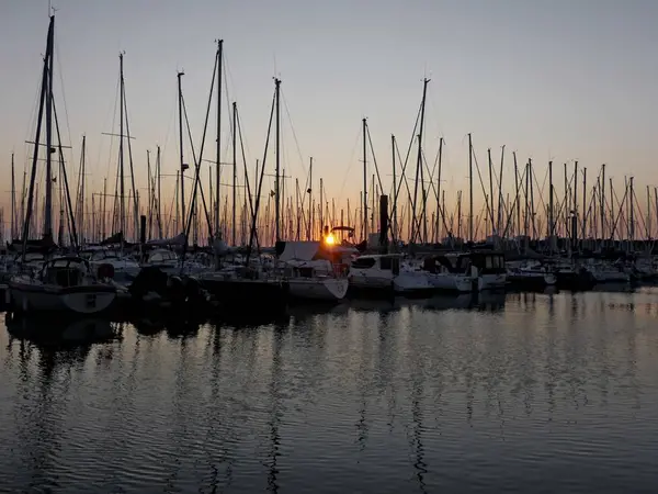 La Rochelle Fransa 'nın Atlantik kıyısındaki muhteşem La Rochelle şehrini ziyaret edin.