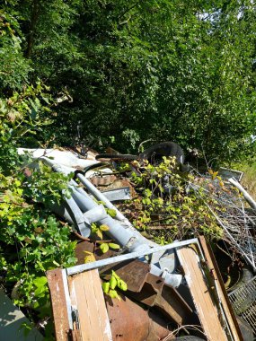 Ardennes kırsalında yasadışı açık çöplük