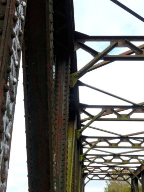 Tren yolu, demiryolu çevresi ve terk edilmiş eski köprü doğaya geri döndü.