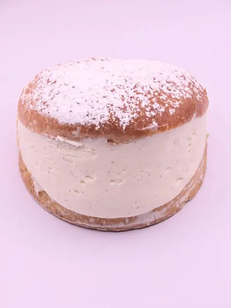 Portakal çiçeği aromalı kremayla dolu puf böreği.