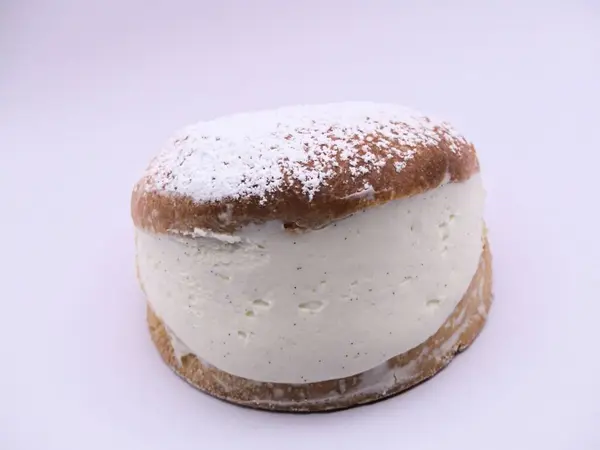 Portakal çiçeği aromalı kremayla dolu puf böreği.