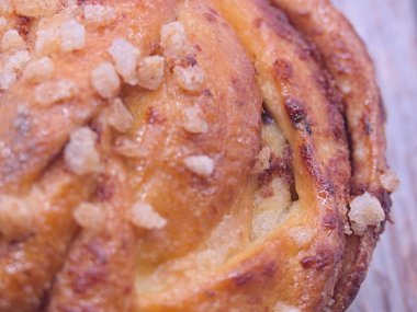 Üzerinde inci şeker olan tarçınlı çörekler.