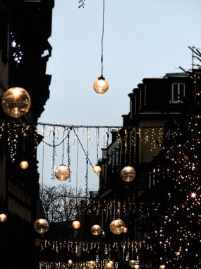 Strasbourg, Aralık 2024: Şenlik döneminde güzel Strasbourg şehrini ziyaret edin