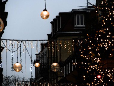 Strasbourg, Aralık 2024: Şenlik döneminde güzel Strasbourg şehrini ziyaret edin