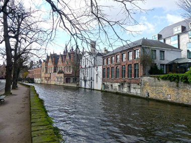 Bruges, Mart 2025 - Belçika 'nın güzel şehri Bruges' u ziyaret edin, aynı zamanda kuzeyin Venedik 'i olarak da bilinir - şehir manzarası ve Flaman tarzı evler