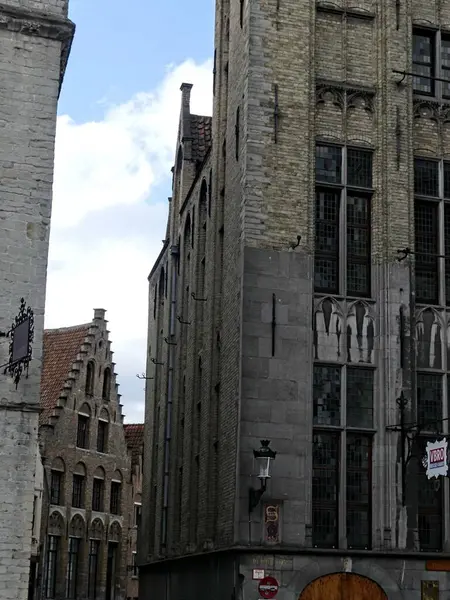 Bruges, Mart 2025 - Belçika 'nın güzel şehri Bruges' u ziyaret edin, aynı zamanda kuzeyin Venedik 'i olarak da bilinir - şehir manzarası ve Flaman tarzı evler