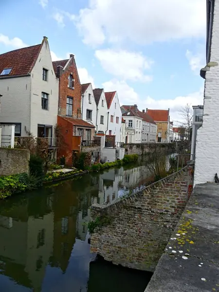 Bruges, Mart 2025 - Belçika 'nın güzel şehri Bruges' u ziyaret edin, aynı zamanda kuzeyin Venedik 'i olarak da bilinir - şehir manzarası ve Flaman tarzı evler