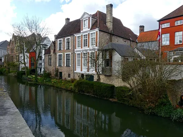 Bruges, Mart 2025 - Belçika 'nın güzel şehri Bruges' u ziyaret edin, aynı zamanda kuzeyin Venedik 'i olarak da bilinir - şehir manzarası ve Flaman tarzı evler