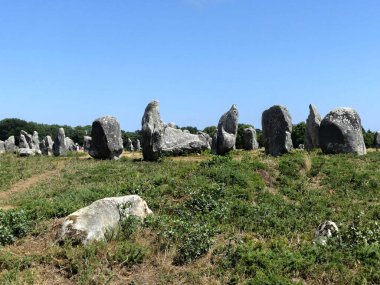 Carnac, Ağustos 2025: Dünyanın en büyük megalitik kompleksini ziyaret edin - Menhir hizalamalarının görünümü
