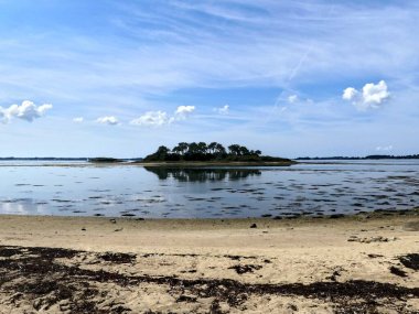 Ile-aux-Moines, Ağustos 2025: Brittany 'deki Morbihan Körfezi' nde Ile-aux-Moines civarında yürüyüş