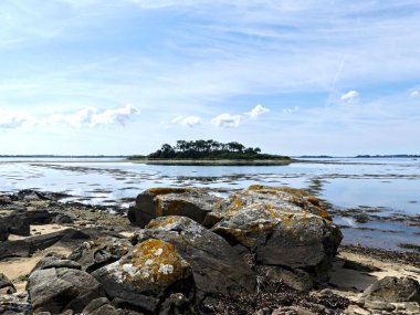 Ile-aux-Moines, Ağustos 2025: Brittany 'deki Morbihan Körfezi' nde Ile-aux-Moines civarında yürüyüş