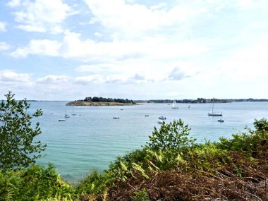 Ile-aux-Moines, Ağustos 2025: Brittany 'deki Morbihan Körfezi' nde Ile-aux-Moines civarında yürüyüş