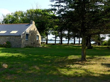 Ile-d 'Arz, Ağustos 2025: Britanya' nın Morbihan Körfezi 'nde Ile-d' Arz çevresinde yürüyüş - küçük kasabanın manzarası