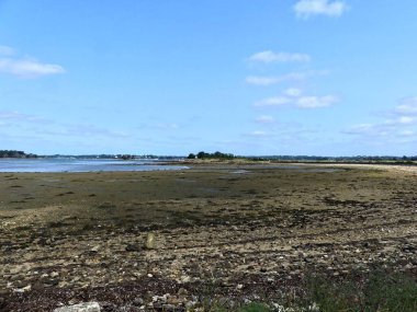 Ile-d 'Arz, Ağustos 2025: Britanya' nın Morbihan Körfezi 'nde Ile-d' Arz çevresinde yürüyüş - küçük kasabanın manzarası