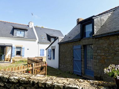 Ile-d 'Arz, Ağustos 2025: Britanya' nın Morbihan Körfezi 'nde Ile-d' Arz çevresinde yürüyüş - küçük kasabanın manzarası