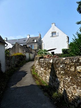 Ile-d 'Arz, Ağustos 2025: Britanya' nın Morbihan Körfezi 'nde Ile-d' Arz çevresinde yürüyüş - küçük kasabanın manzarası