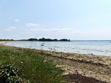 Ile-d 'Arz, Ağustos 2025: Britanya' nın Morbihan Körfezi 'nde Ile-d' Arz çevresinde yürüyüş - küçük kasabanın manzarası