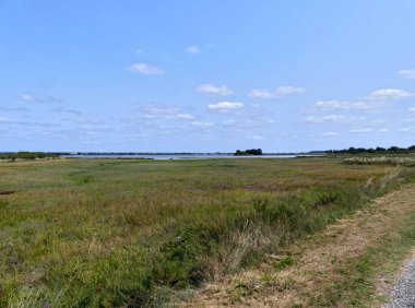 Ile-d 'Arz, Ağustos 2025: Britanya' nın Morbihan Körfezi 'nde Ile-d' Arz çevresinde yürüyüş - küçük kasabanın manzarası