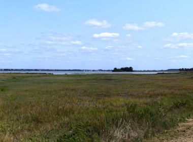 Ile-d 'Arz, Ağustos 2025: Britanya' nın Morbihan Körfezi 'nde Ile-d' Arz çevresinde yürüyüş - küçük kasabanın manzarası