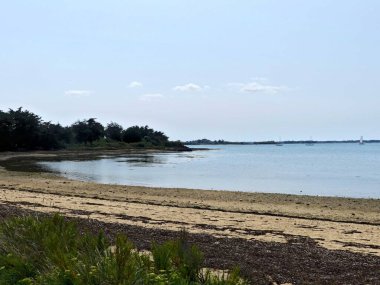 Ile-d 'Arz, Ağustos 2025: Britanya' nın Morbihan Körfezi 'nde Ile-d' Arz çevresinde yürüyüş - küçük kasabanın manzarası