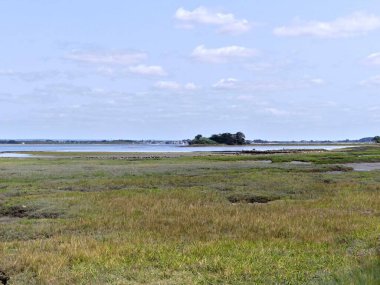 Ile-d 'Arz, Ağustos 2025: Britanya' nın Morbihan Körfezi 'nde Ile-d' Arz çevresinde yürüyüş - küçük kasabanın manzarası