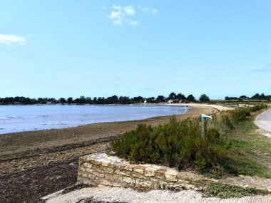 Ile-d 'Arz, Ağustos 2025: Britanya' nın Morbihan Körfezi 'nde Ile-d' Arz çevresinde yürüyüş - küçük kasabanın manzarası