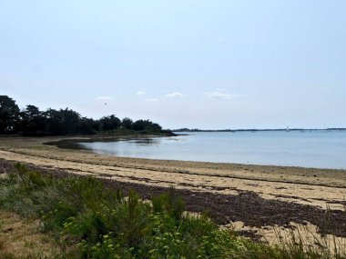 Ile-d 'Arz, Ağustos 2025: Britanya' nın Morbihan Körfezi 'nde Ile-d' Arz çevresinde yürüyüş - küçük kasabanın manzarası