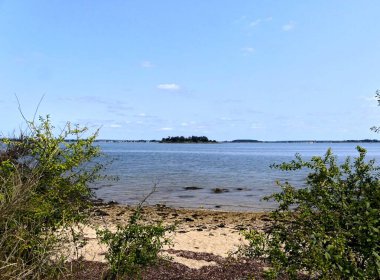 Ile-d 'Arz, Ağustos 2025: Britanya' nın Morbihan Körfezi 'nde Ile-d' Arz çevresinde yürüyüş - küçük kasabanın manzarası