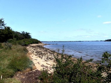 Ile-d 'Arz, Ağustos 2025: Britanya' nın Morbihan Körfezi 'nde Ile-d' Arz çevresinde yürüyüş - küçük kasabanın manzarası