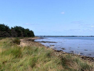 Ile-d 'Arz, Ağustos 2025: Britanya' nın Morbihan Körfezi 'nde Ile-d' Arz çevresinde yürüyüş - küçük kasabanın manzarası