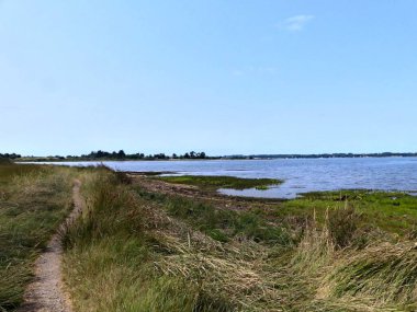 Ile-d 'Arz, Ağustos 2025: Britanya' nın Morbihan Körfezi 'nde Ile-d' Arz çevresinde yürüyüş - küçük kasabanın manzarası