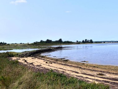 Ile-d 'Arz, Ağustos 2025: Britanya' nın Morbihan Körfezi 'nde Ile-d' Arz çevresinde yürüyüş - küçük kasabanın manzarası