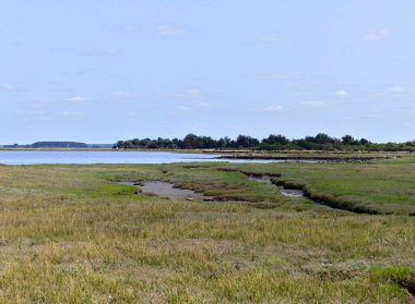 Ile-d 'Arz, Ağustos 2025: Britanya' nın Morbihan Körfezi 'nde Ile-d' Arz çevresinde yürüyüş - küçük kasabanın manzarası