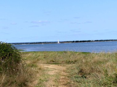 Ile-d 'Arz, Ağustos 2025: Britanya' nın Morbihan Körfezi 'nde Ile-d' Arz çevresinde yürüyüş - küçük kasabanın manzarası