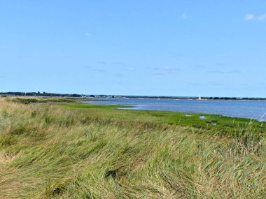 Ile-d 'Arz, Ağustos 2025: Britanya' nın Morbihan Körfezi 'nde Ile-d' Arz çevresinde yürüyüş - küçük kasabanın manzarası