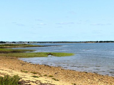 Ile-d 'Arz, Ağustos 2025: Britanya' nın Morbihan Körfezi 'nde Ile-d' Arz çevresinde yürüyüş - küçük kasabanın manzarası